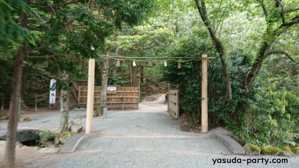 八重垣神社鏡の池入口